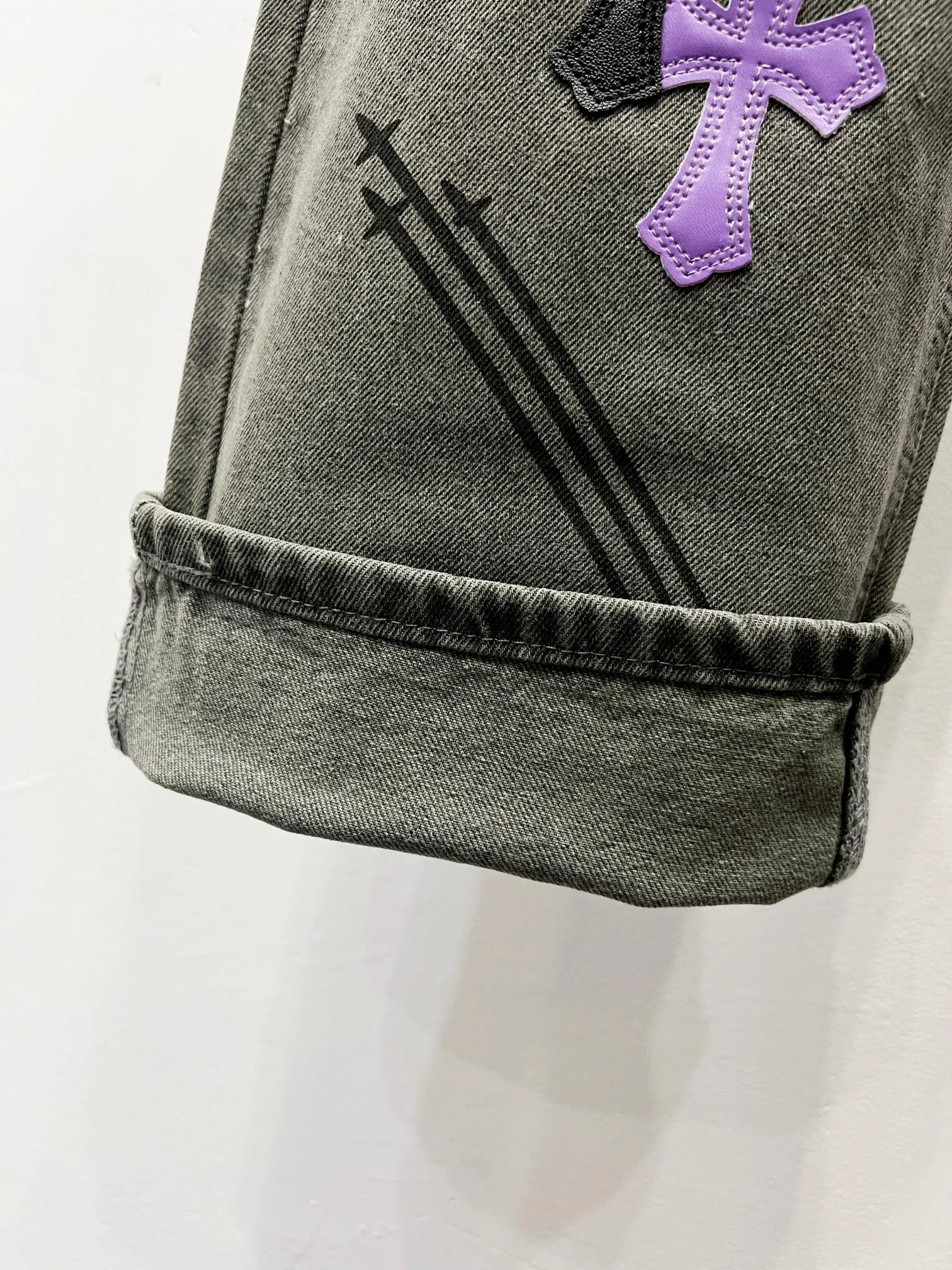 P260 Style Number: (K580) Chrome Hearts & Chrome Hearts 2025 New Heavy Industry Black Purple Cross Pastel Couple's Style Washed Jeans. Styles with different wash textures are very friendly to people with thin legs and thick legs. The straight version is very flattering to the leg shape. The moderate length will never go out of style. It is easy to match casually. It is the basic styling foundation for various styles. It is a must-have in the wardrobe! The fabric is stiff but also makes the upper body soft without losing texture. The washing process is even more perfect. It is a must-have item for everyone! ! ! Washed wheat, hang tag, pants label, three labels complete Size: 30-32-34-36 Color: gray